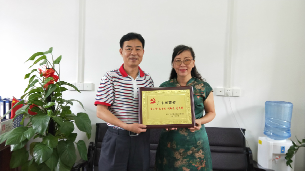 1532055841629468.jpg 林宇为巨乳性爱
法学系教工党支部授牌.JPG